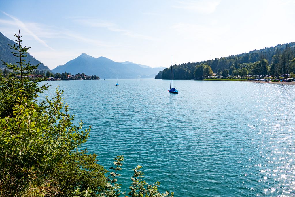 Walchensee - Er ist sieben Kilometer lang und fünf Kilometer breit. Eine Fahrrad-Umrundung ist gut machbar, es sind circa 28 Kilometer. Der See ist überall frei zugänglich. - © alpintreff.de - Christian Schön